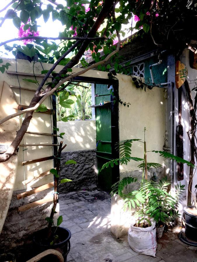 Merdeka House Maluk Ngoại thất bức ảnh