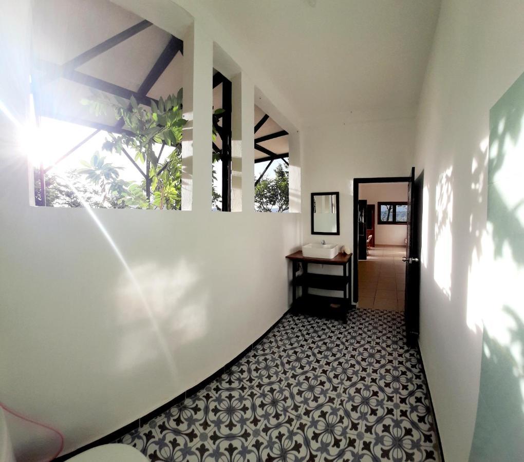 Merdeka House Maluk Ngoại thất bức ảnh