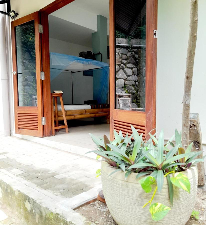 Merdeka House Maluk Ngoại thất bức ảnh