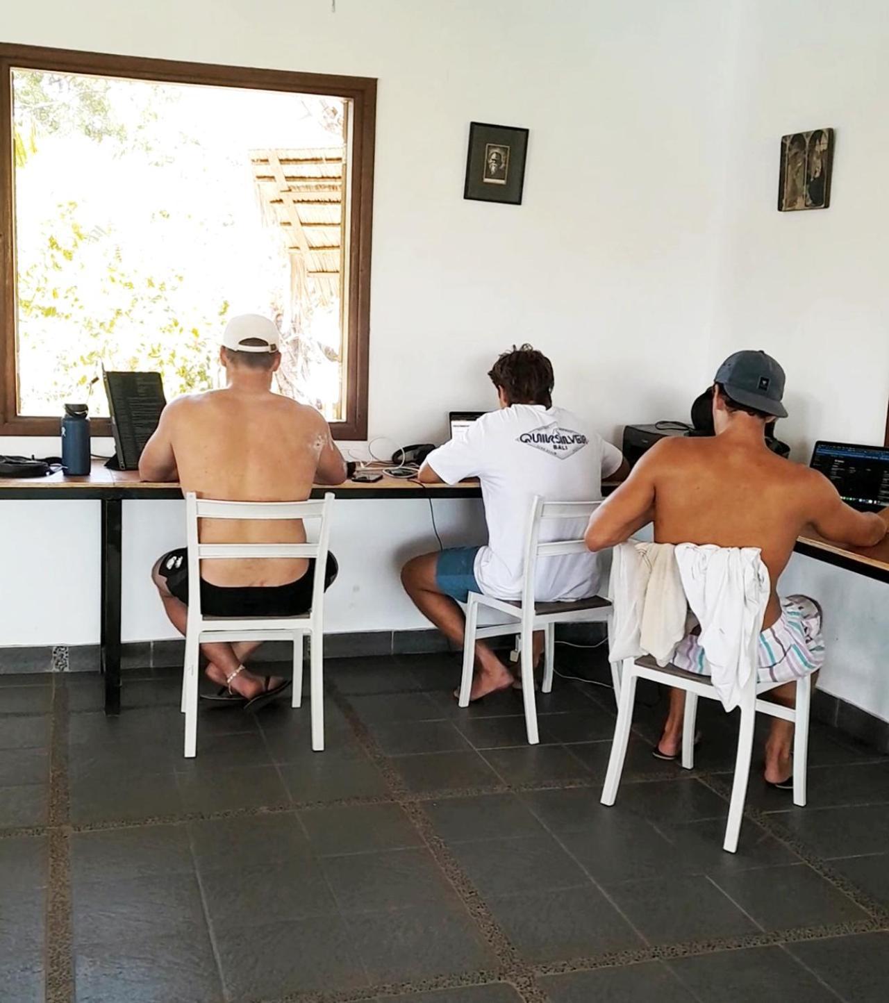 Merdeka House Maluk Ngoại thất bức ảnh