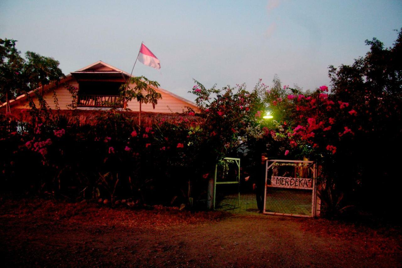 Merdeka House Maluk Ngoại thất bức ảnh
