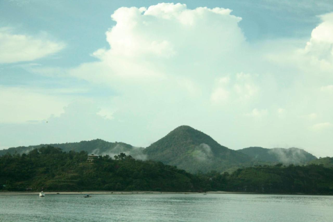 Merdeka House Maluk Ngoại thất bức ảnh